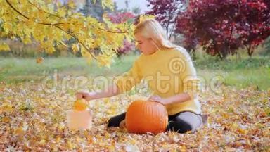 年轻女子雕刻南瓜。 坐在院子里的黄树背景下